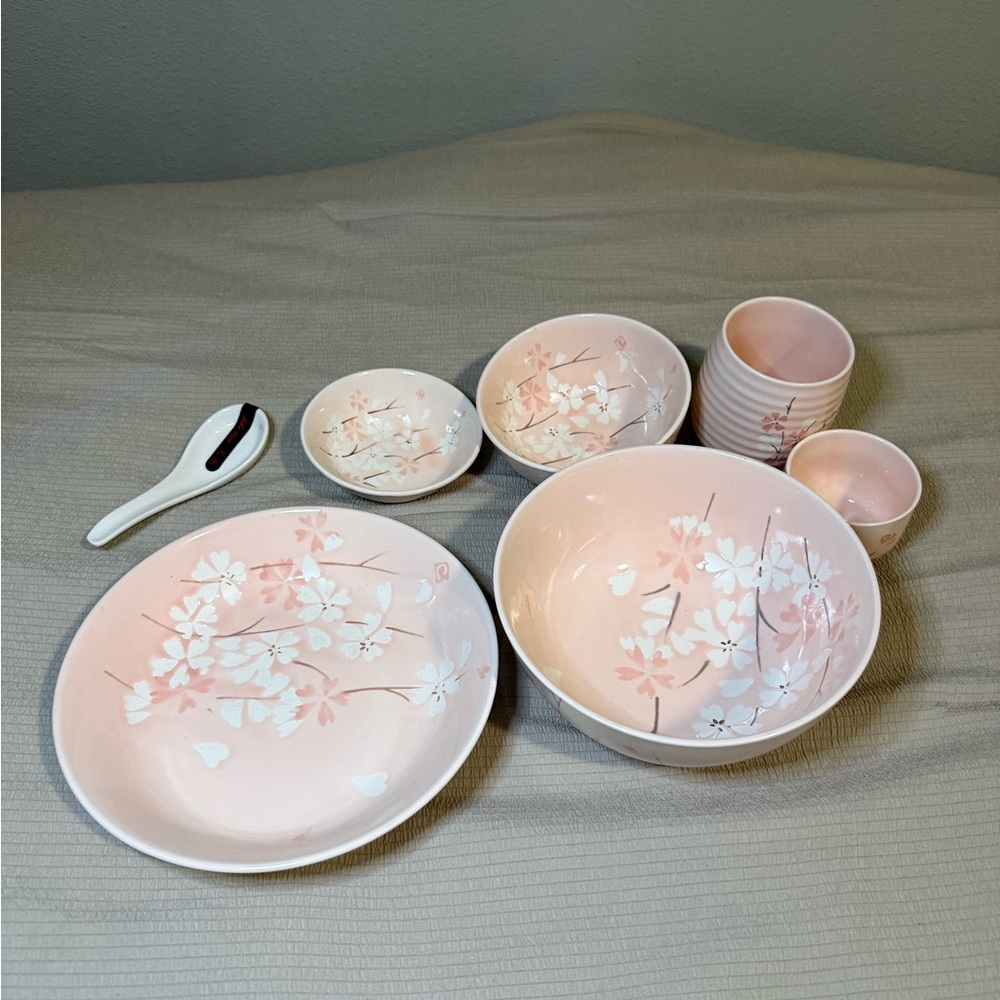 Dinnerware Set - Picture 3 of 4